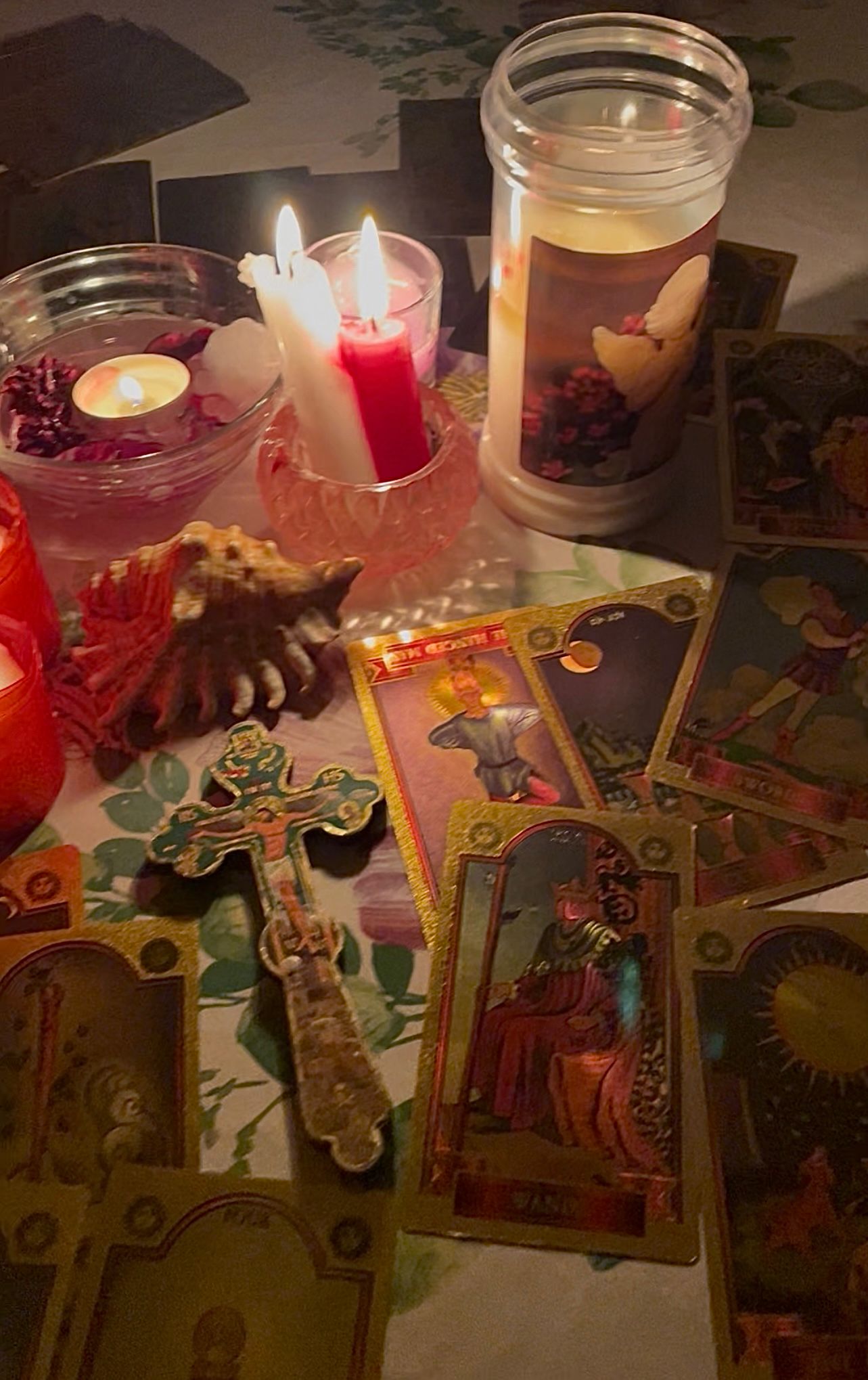 Ritual spiritual cu tarot și cruce