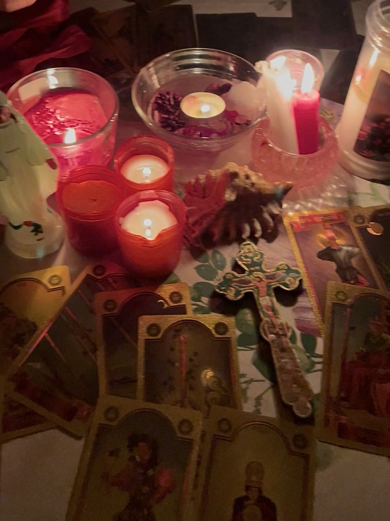Ritual cu lumânări roșii și tarot